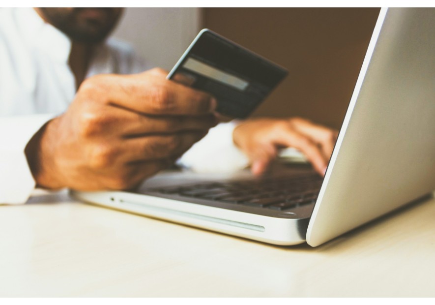 Quels sont les facteurs favorisant le développement du marché des médicaments contrefaits ?